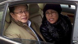 Nobel Peace Prize laureate Liu Xiaobo's wife, Liu Xia (R), with human rights lawyer Mo Shaoping arrive at the trial of her brother, Liu Hui, in Beijing, 23 April 23 2013