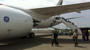 Passengers embark on tha flight ta Nairobi