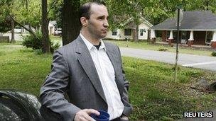 Everett Dutschke waits for federal authorities to search his home in Tupelo, Mississippi (23 April 2013)
