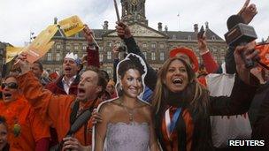 People with a picture of Queen Beatrix in Amsterdam (30 April 2013)