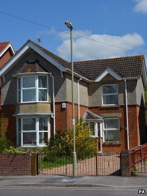 Lamp-post blocks newly-paved drive at Andover house - BBC News