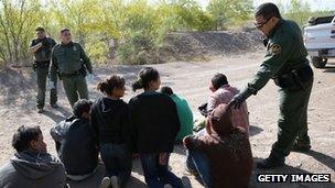 Пограничные агенты США задерживают иммигрантов без документов недалеко от границы между США и Мексикой. Фото: апрель 2013 г.