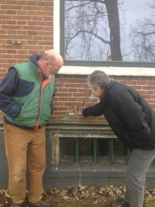 Клаас Костер и Джаннет Шорл указывают на трещину в стене их дома в Мидделстуме, Нидерланды