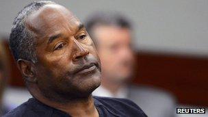 OJ Simpson watches his former defense attorney Yale Galanter testify during an evidentiary hearing in Clark County District Court in Las Vegas, Nevada 17 May 2013