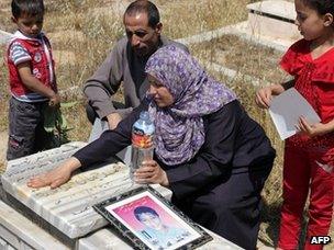 Mohammed al-Dura's family at his grave (20/05/13)