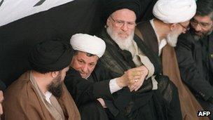 Акбар Хашеми Рафсанджани присутствует на официальном мероприятии по случаю смерти великого аятоллы Рухоллы Хомейни (июнь 1989 г.)