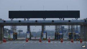 Empty gates for North Korea's Kaesong city are seen at the customs, immigration and quarantine office near the border village of Panmunjom, that separates the two Koreas, 3 May 2013