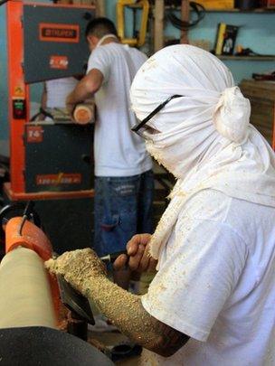 Inmates, members of the Mara Salvatrucha gang, work at the carpenter's workshop of the prison of San Pedro Sula (28/05/2013)