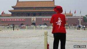 A woman wearing a T-Shirt saying "Dance" stands in Tiananmen Square (31 May 2013)