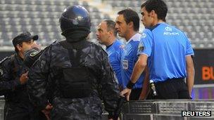 Riot police talks to match officials during the Lanas-Estudiantes game in La Planta (10 June 2013)