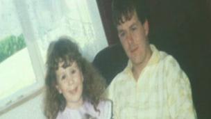 Llun Charlotte Hennessy a'i thad James