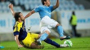 Michu yn cystadlu am y bel