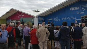 Betsan Powys y tu allan i babell y BBC ar faes yr Eisteddfod