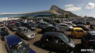 Cars queue at Gibraltar border (9 Aug 2013)