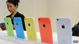 iPhone 5C models on display