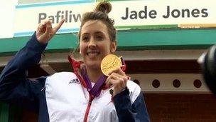 Jade Jones y tu allan i Ganolfan Hamdden y Fflint