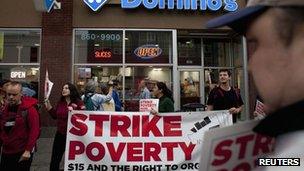 Демонстранты перед пиццерией Domino's Pizza во время забастовки, направленной против индустрии быстрого питания и минимальной заработной платы в Сиэтле, Вашингтон, 29 августа 2013 г.