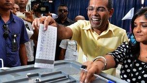 Maldivian former president and presidential candidate Mohamed Nasheed (2nd R) casts his vote at a local polling station in Male