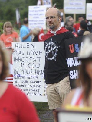 Protesters picket Fethullah Gulen's estate, July 2013