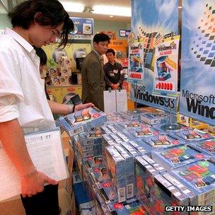 Shopper looks at a copy of Windows 98