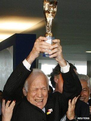 Hideraldo Luiz Bellini lifts the Jules Rimet Trophy during a ceremony in Brasilia, on June 26, 2008