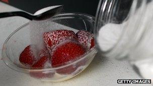 Adding sugar to strawberries