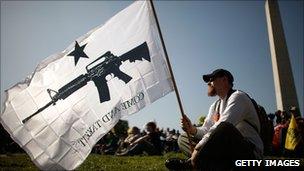 Сторонники огнестрельного оружия на митинге у памятника Вашингтону