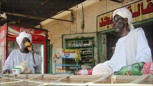 men drinking juice at Damazin market