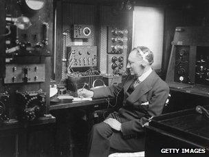 Guglielmo Marconi sedang bekerja di ruang nirkabel di yacht Electra miliknya