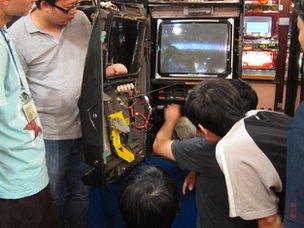 Студенты учатся ремонтировать игровые автоматы