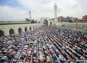 Prières du Ramadan en dehors de la mosquée nationale du Bangladesh