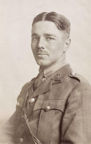 WW1 poet Wilfred Owen remembered at All Saints church in Dunsden - BBC News