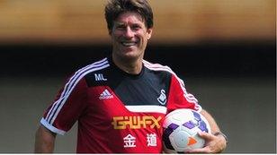 Michael Laudrup mewn sesiwn hyfforddi