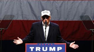Trump yabwiye abamushigikiye i Michigan ko FBI itari kwihweza ubutumwa 650.000 mu minsi umunani