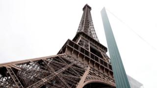 Una barrera instalada junto a la Torre Eiffel