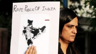निदर्शन करणारी महिला