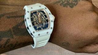 Aago ọwọ ti wọn fun Davido bii ẹbun