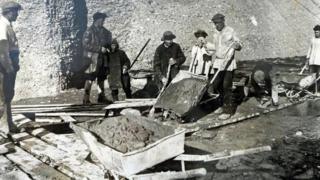Көчүрүлгөндөр магистралдык каналдын курулушунда. Иш НКВДнын катуу көзөмөлү алдында жүргөн