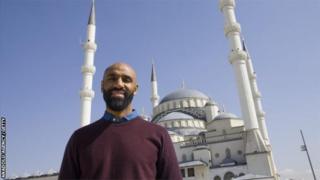 Fredi Kanoute yifotoje ku musigiti w'i Ankara muri Turkiya yakiniye Seville hagati ya 2005 na 2012