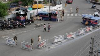 जम्मू कश्मीर में कर्फ्यू लगा है
