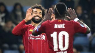 Le milieu de terrain égyptien de Liverpool Mohamed Salah (G) et l'attaquant sénégalais Sadio Mane (D) ont marqué un but chacun lors du match de football du Groupe E de l'UEFA Champions League entre (KRC) Genk et Liverpool le 23 octobre 2019 au Luminus Arena à Genk.