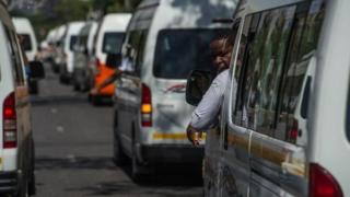 Les minibus, faisant office de taxi, sont le moyen de transport le plus populaire en Afrique du Sud.