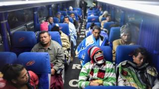emigrantes venezolanos en un bus camino a la frontera entre Ecuador y Perú.