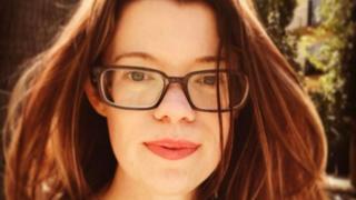 Eileen Carey, con su pelo oscurecido y sus gafas.