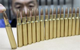 Munición en una tienda de armas de Japón.
