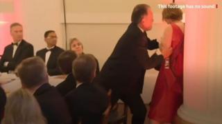 気候変動活動家、英財務相の演説に乱入