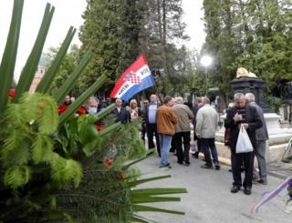 Menschen besuchen eine Gedenkveranstaltung in Zagreb, Kroatien. Foto: 16. Mai 2020