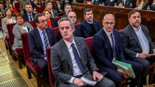 Двенадцать бывших каталонских лидеров сепаратистов на суде в Мадриде