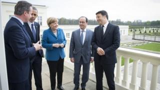 Donald Trump, ne respecte "ni les formes, ni les accords pas davantage sa parole" a indiqué l'ancien président français François Hollande( à la gauche de Angela Merkel)