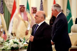 Irak Başbakanı Pazar günü Rex Tillerson'la (arkada) görüşmüştü